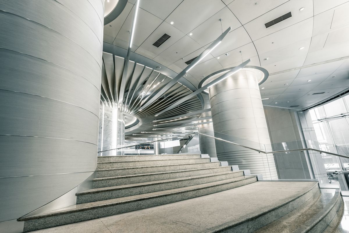 Escalera y columnas en el interior de un edificio de arquitectura contemporánea