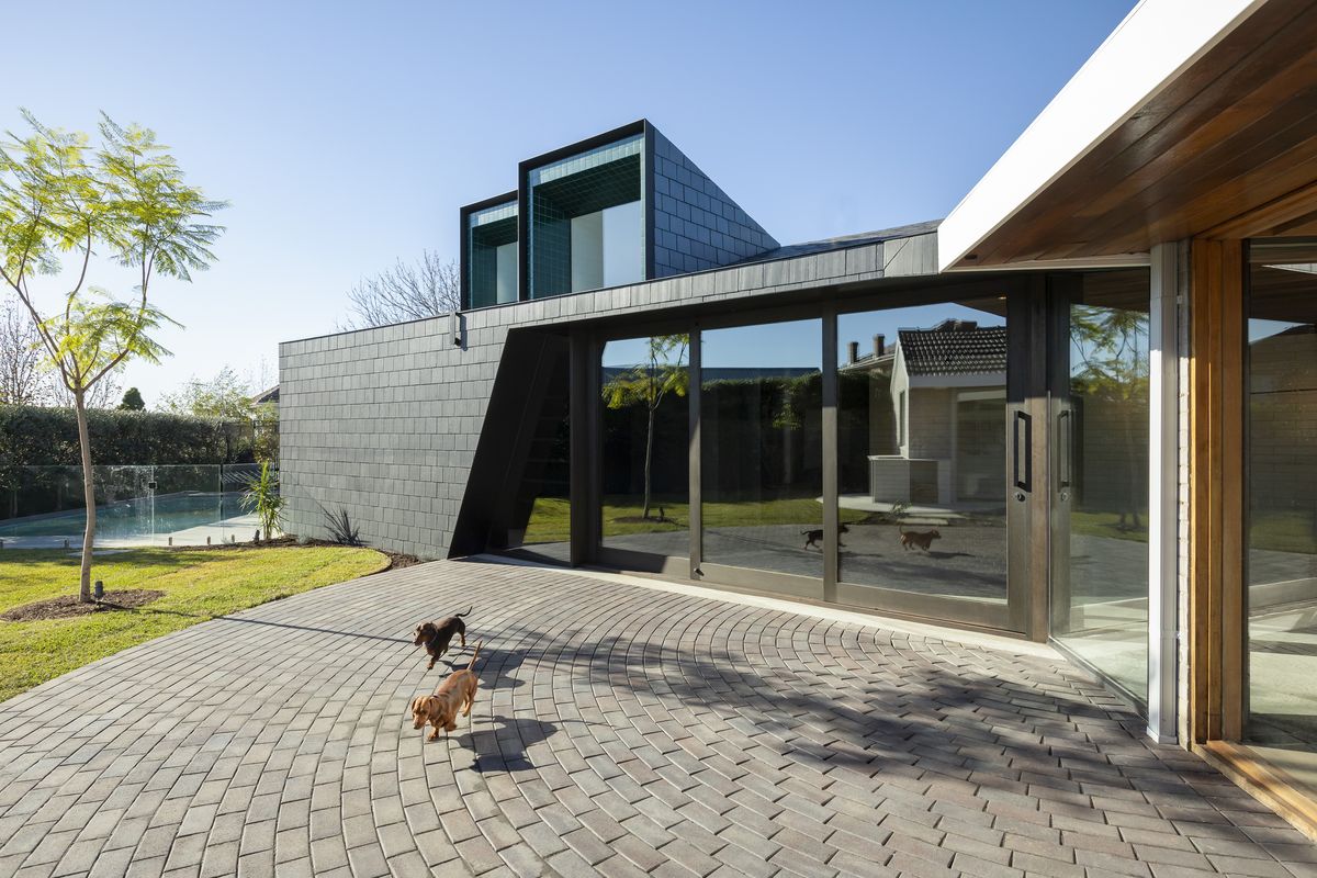 Vivienda de obra nueva con fachada acristalada