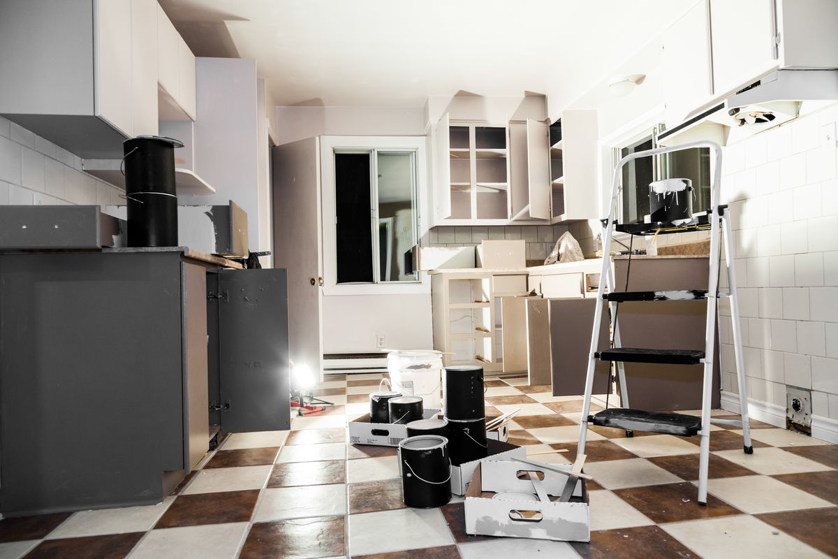 Cocina en reforma con muebles blancos en montaje